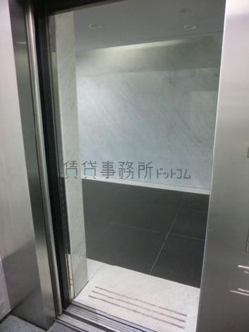 室内からフロアを撮影