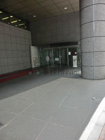 広々とした吹き抜けの正面玄関です