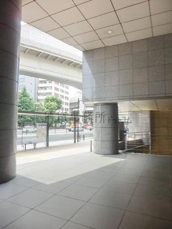 円柱状の柱が目に付きます