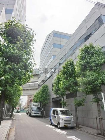 側面に駐車場入口がありあます