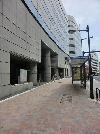 中央部に正面玄関があります