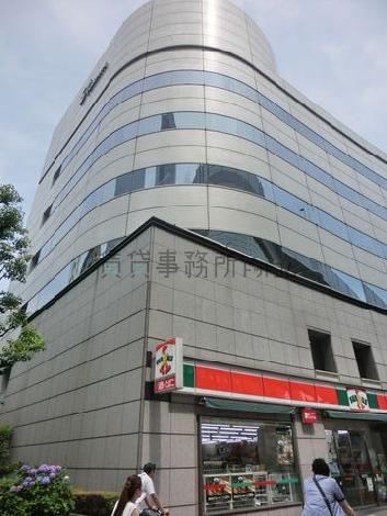 正面左隅にはコンビニエンスチェーンが入居中です