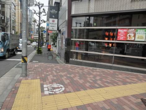 人通りは大変多いです