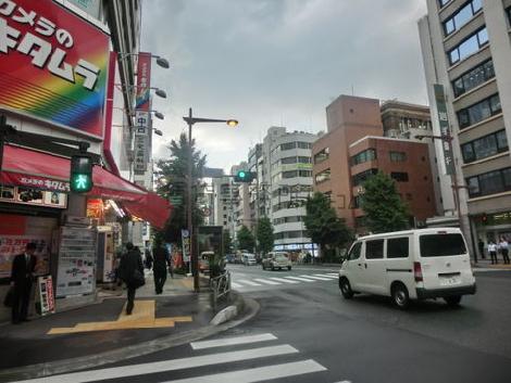 目の前が室町四丁目交差点