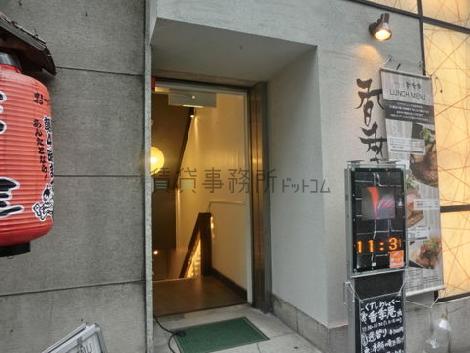 南側の地下入口です