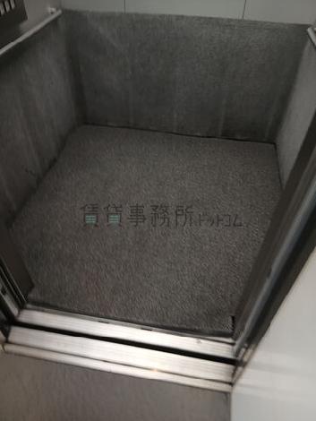 エレベーター内部