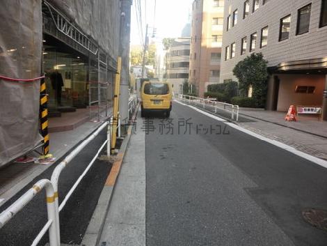 前面道路左側です