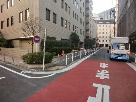 前面道路左側です