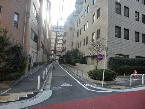 前面道路右側です