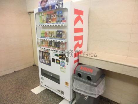 エントランス内に自動販売機があります