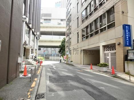隣接する脇道奥からの様子