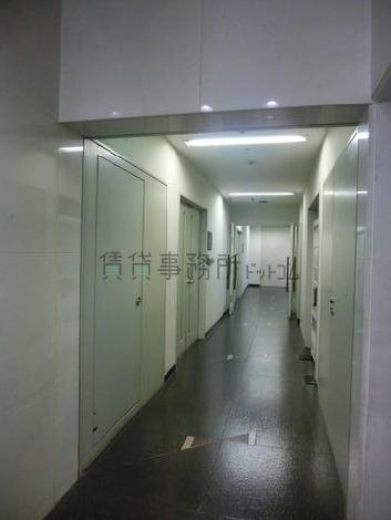通用口への通路です