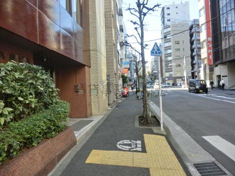 すぐ先は九段下駅です