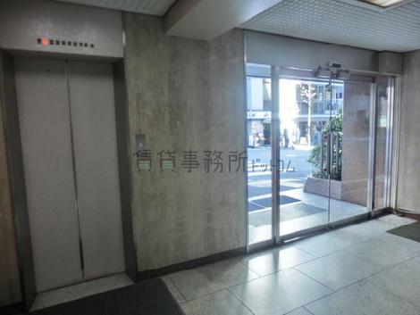 玄関とエレベーターです