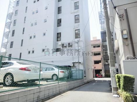 隣接する脇道奥からの見え方