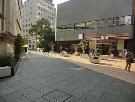 エントランスの横です