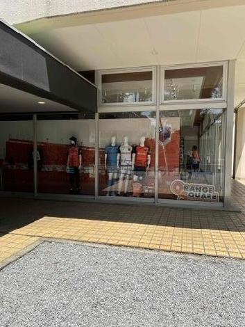 1階にはサッカーショップ入居