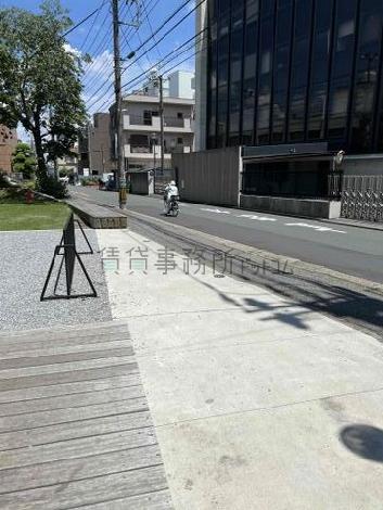 建物前の道