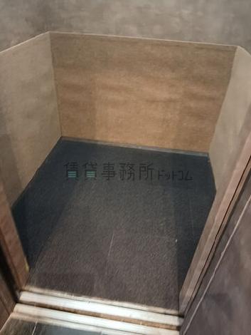 エレベーター内部
