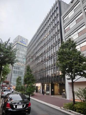 交通量がとても多い通り沿いです