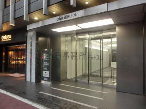線路側に正面玄関が設置されています
