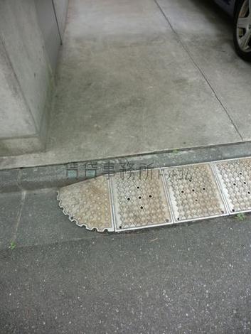 歩道との間に段差があります