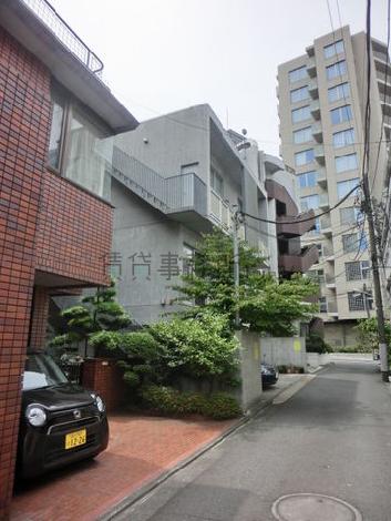 周辺には同規模程度の建物が並びます