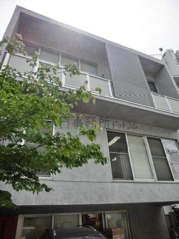 ３階部分のあえて中心を外したデザインの外観が特徴的です