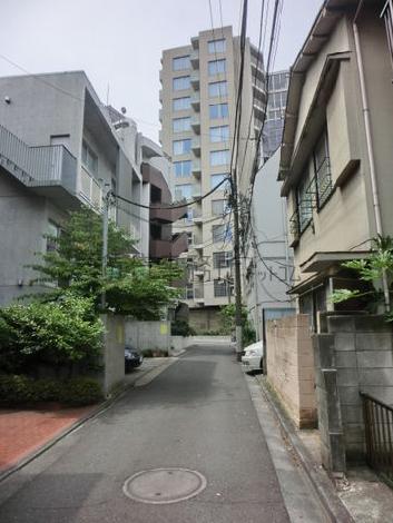 通りの反対側にも住宅が並びます