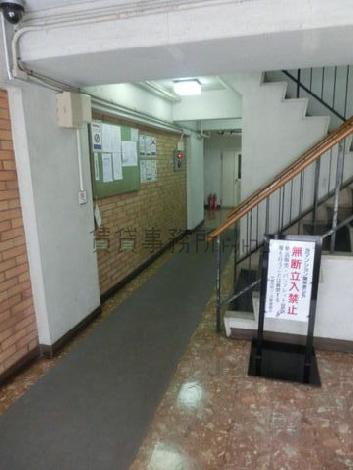 エントランスは広々としております