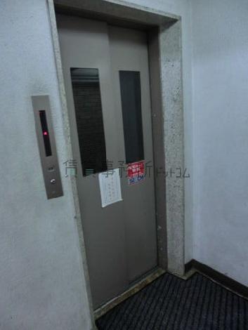 エントランス奥にエレベーター