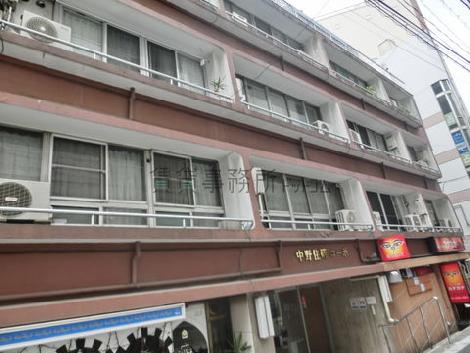 通り沿いにバルコニー