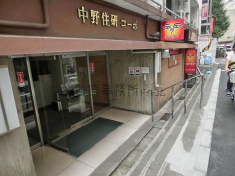 入り口は階段を三段下ります