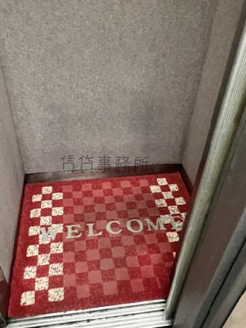 エレベーター内部