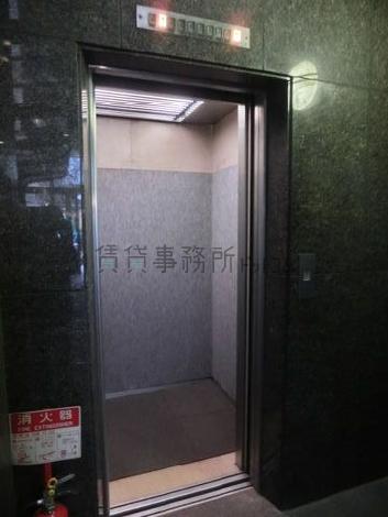 9人乗りエレベーターです
