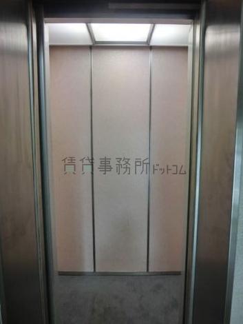 カーペット張りです