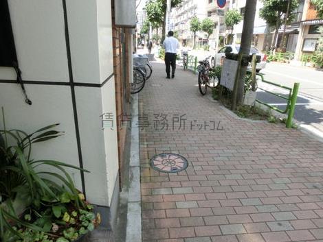 八丁堀駅、新富町駅共に歩いて約5分ほどで行けます