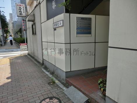 周辺はオフィスビルが建ち並んでいます