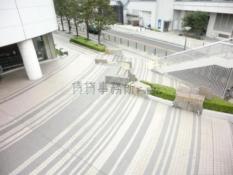 歩道橋の階段付近を撮影
