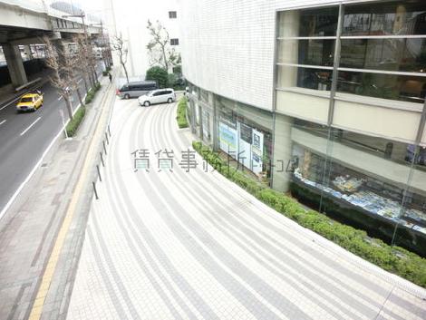 床に丸みのある模様が施されています