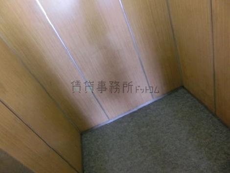 綺麗なエレベーター内部です
