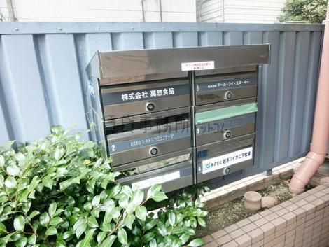 入口部分に集合ポストがあります