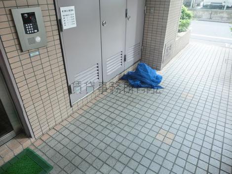 正面玄関の横にゴミ捨て場があります