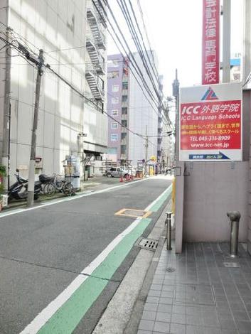 行き交う車の少ない通り