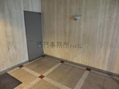 明るい石目で構成