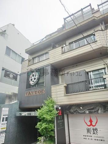 正面玄関は建物の左側にあります