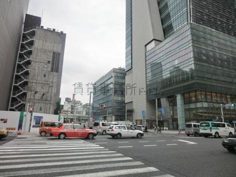 日本橋交差点に面す