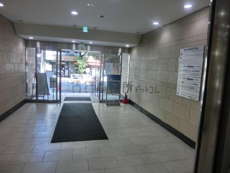 外はとてもレトロで、雰囲気のある通りです