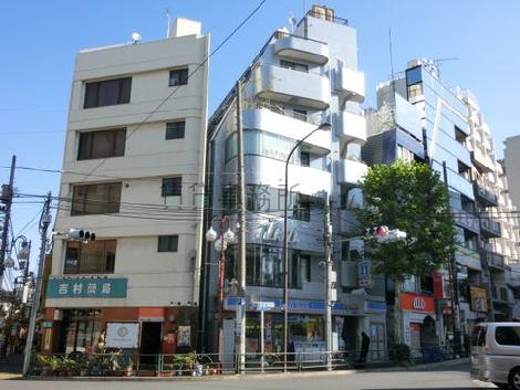 交差点付近にあります