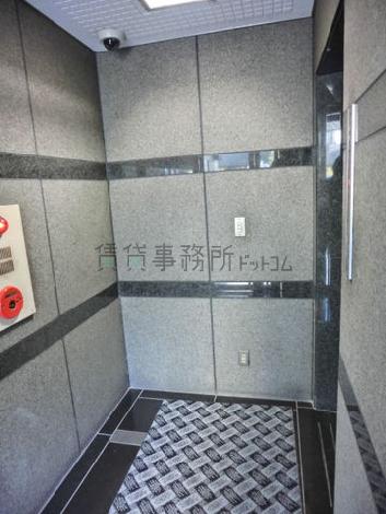 コンパクトですが、綺麗なエントランスです